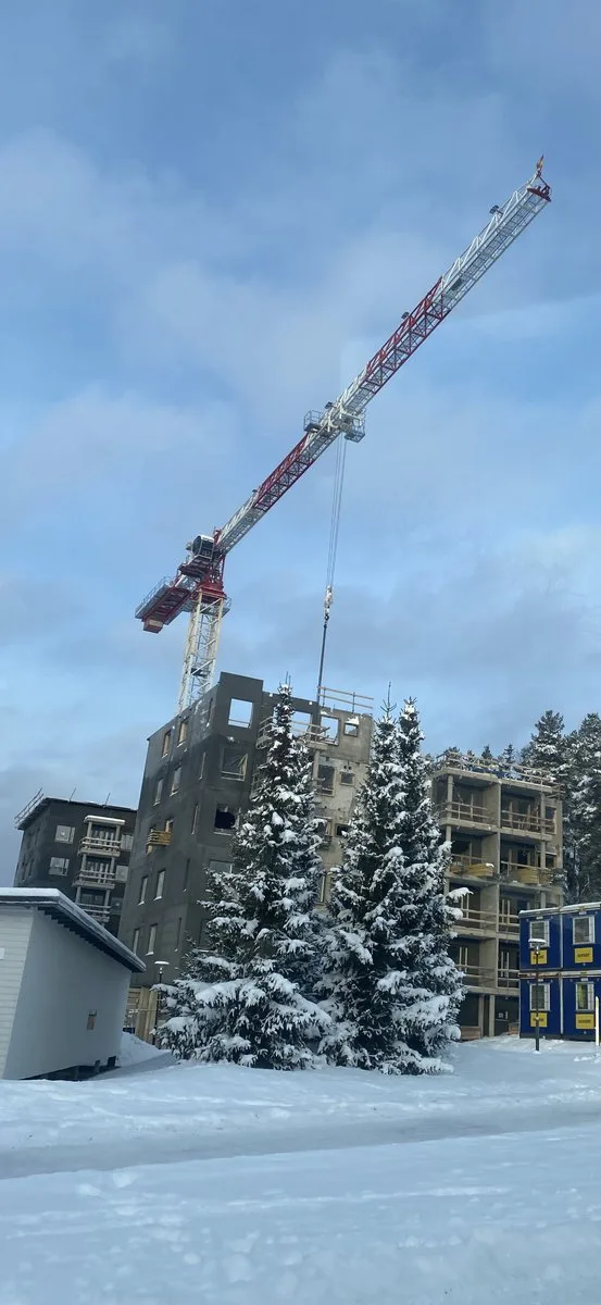 Uudisrakentaminen kerrostalotyömaa Turussa