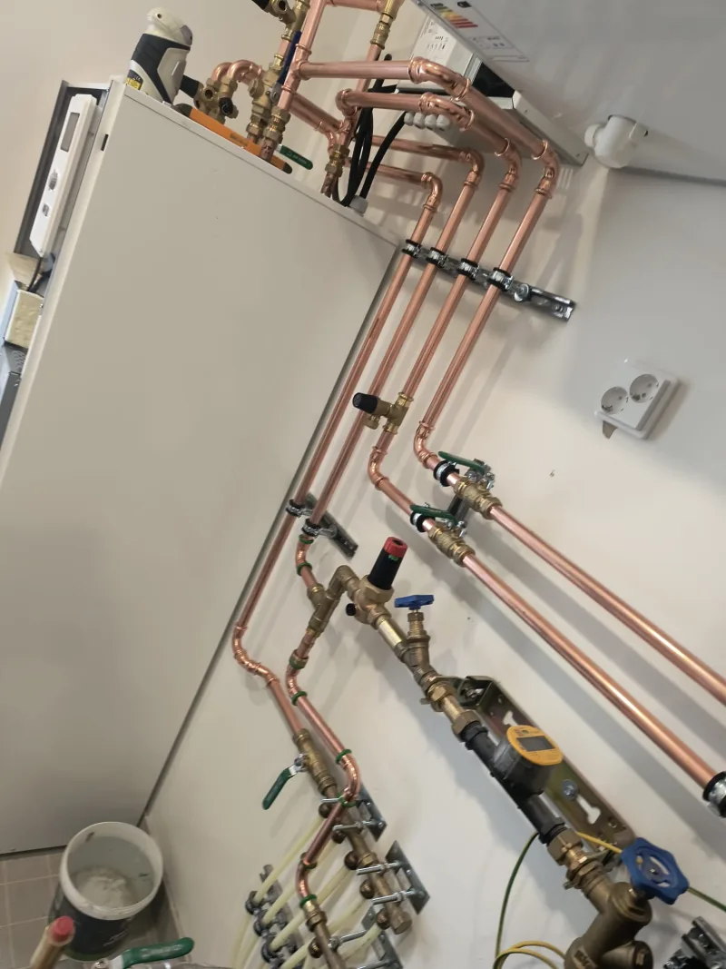 Lämmönjakohuoneen putkisto ja venttiilit